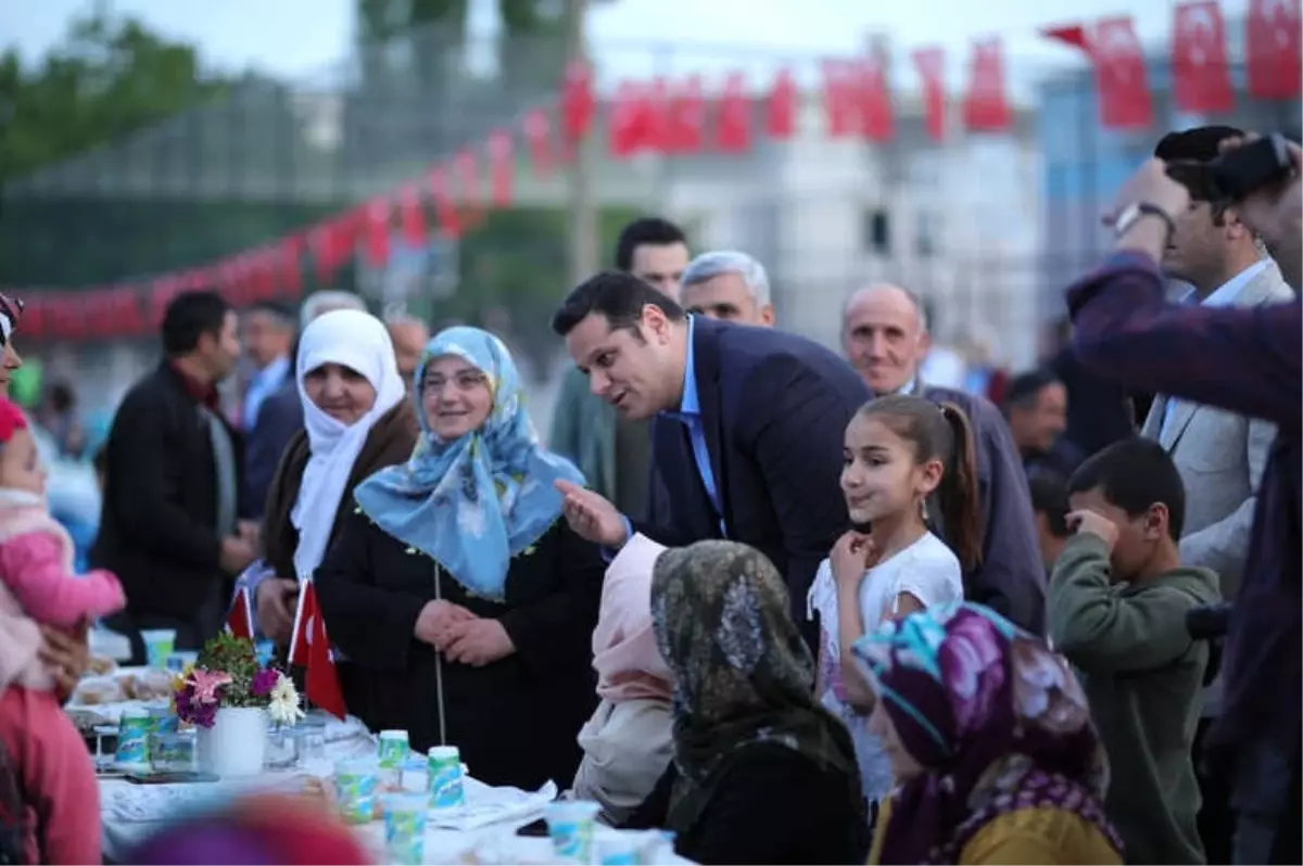 İpekyolu Belediyesinin \'Kardeşlik Sofrası\' Mahallelerde