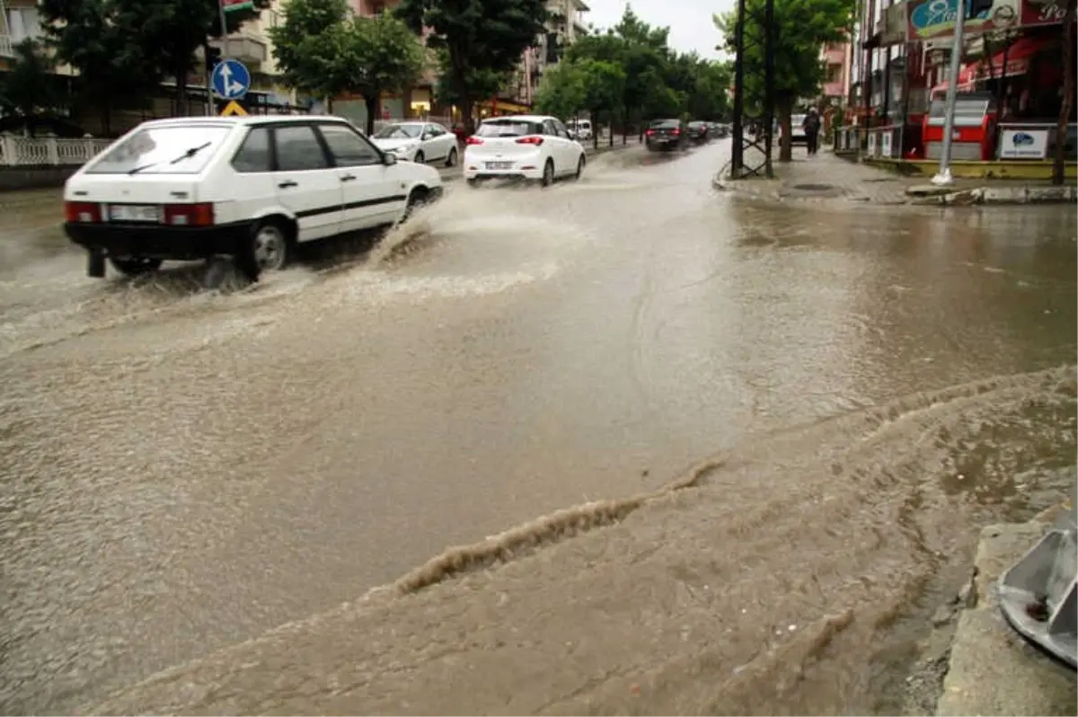 Isparta\'da Sağanak Yağış Hayatı Durma Noktasına Getirdi