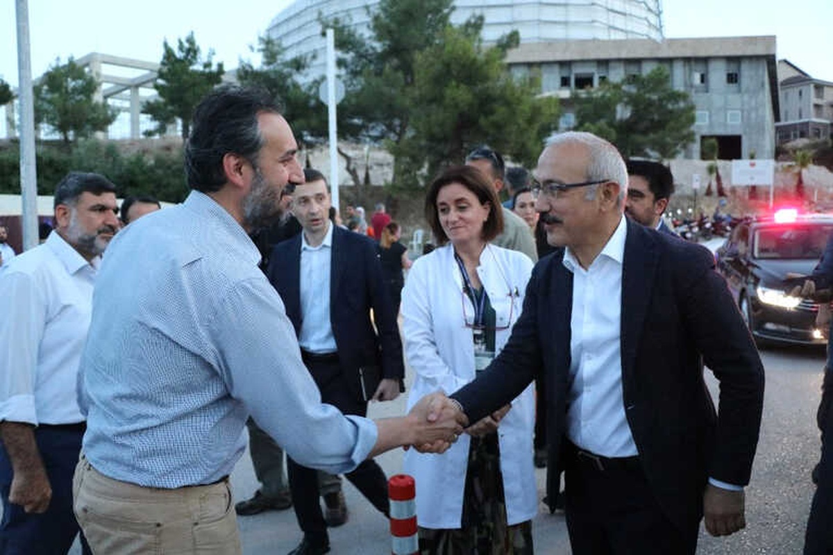 Kalkınma Bakanı Elvan, Hasta Yakınlarıyla İftar Yaptı