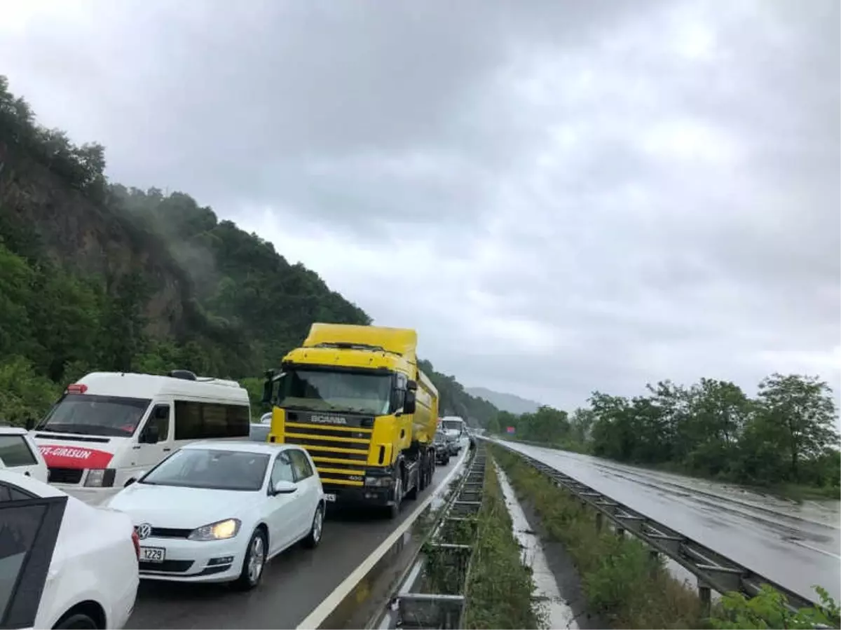 Karadeniz Sahil Yolu\'nda Şiddetli Yağış ve Heyelan Ulaşımı Durdurdu