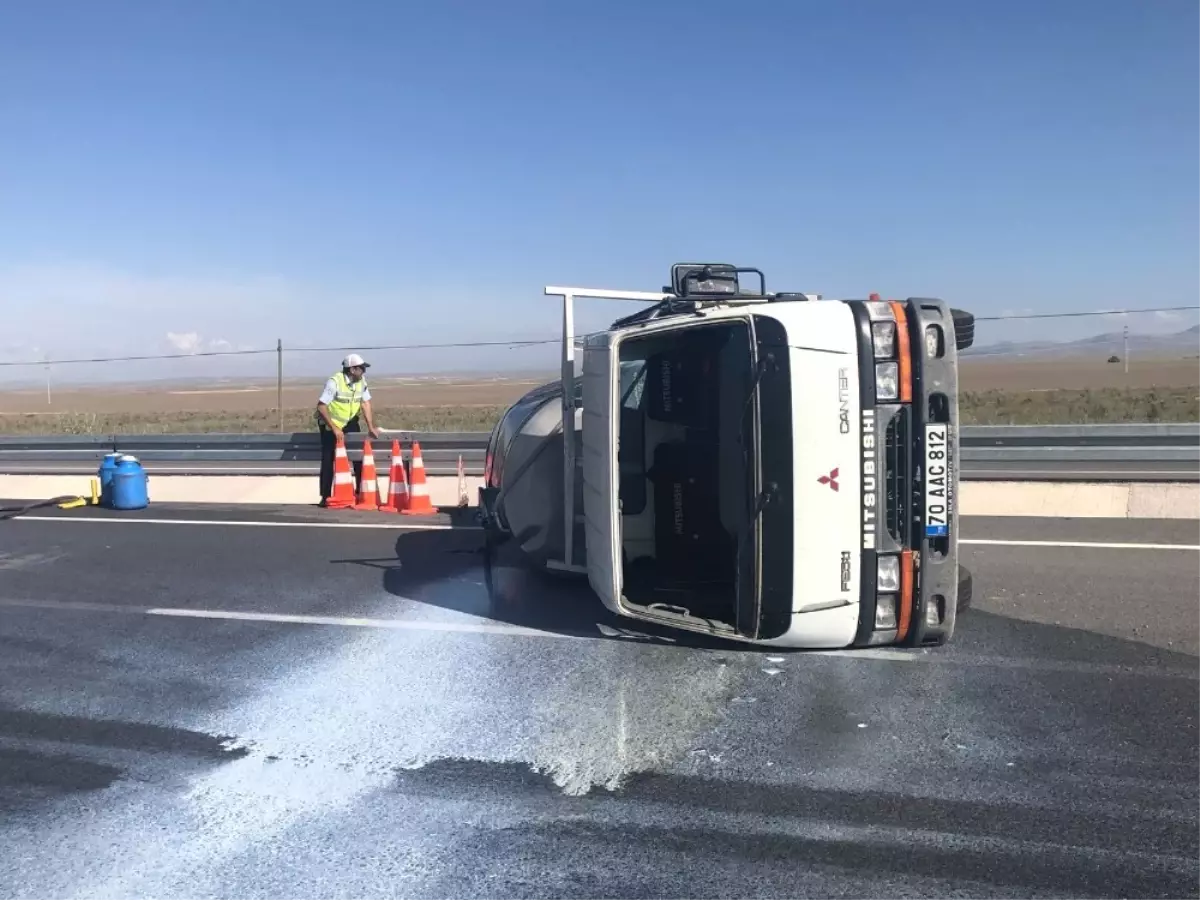 Karaman\'da Devrilen Kamyonetteki Süt Yola Döküldü