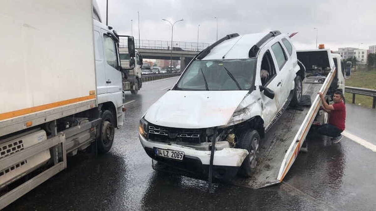 Kayganlaşan Yolda Kontrolden Çıkan Otomobil Takla Attı