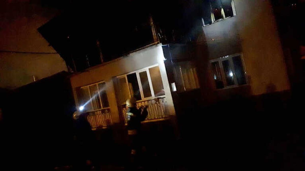 Konya\'da Yıldırım Düşen 2 Katlı Ev Yandı