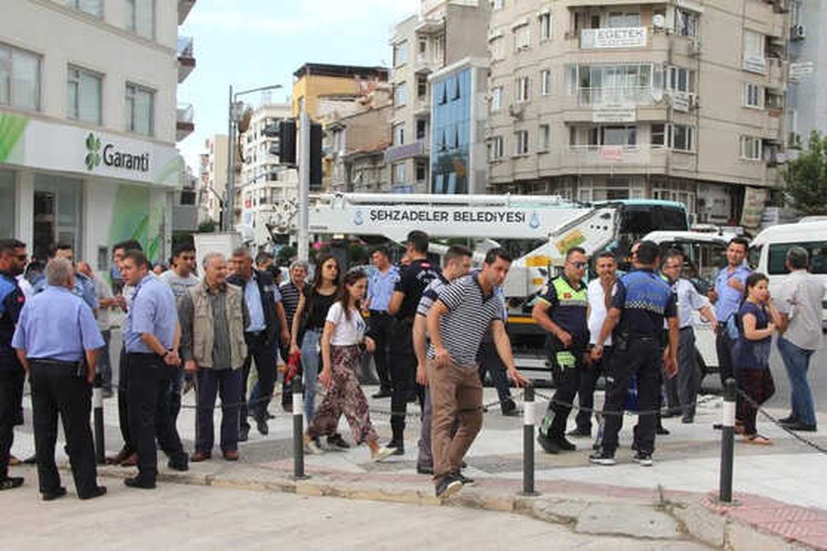 Manisa\'da İyi Partililerle Zabıta Ekipleri Arasında Tekme Tokat Kavga