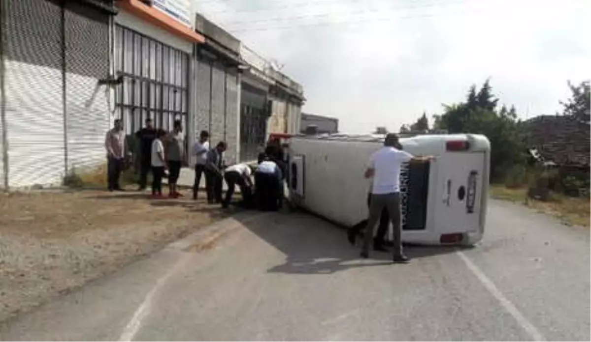 Minibüs, Hayvan Toplama Aracı ile Çarpıştı: 8 Yaralı