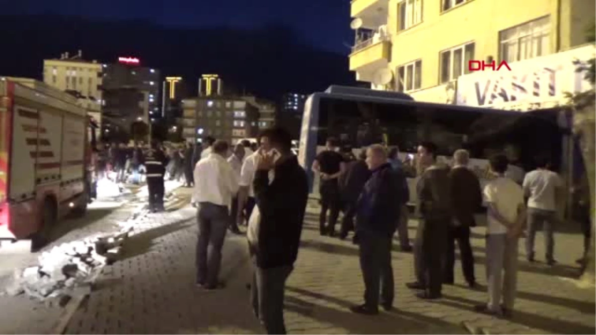Niğde - Halk Otobüsü, AK Parti Seçim Bürosuna Daldı