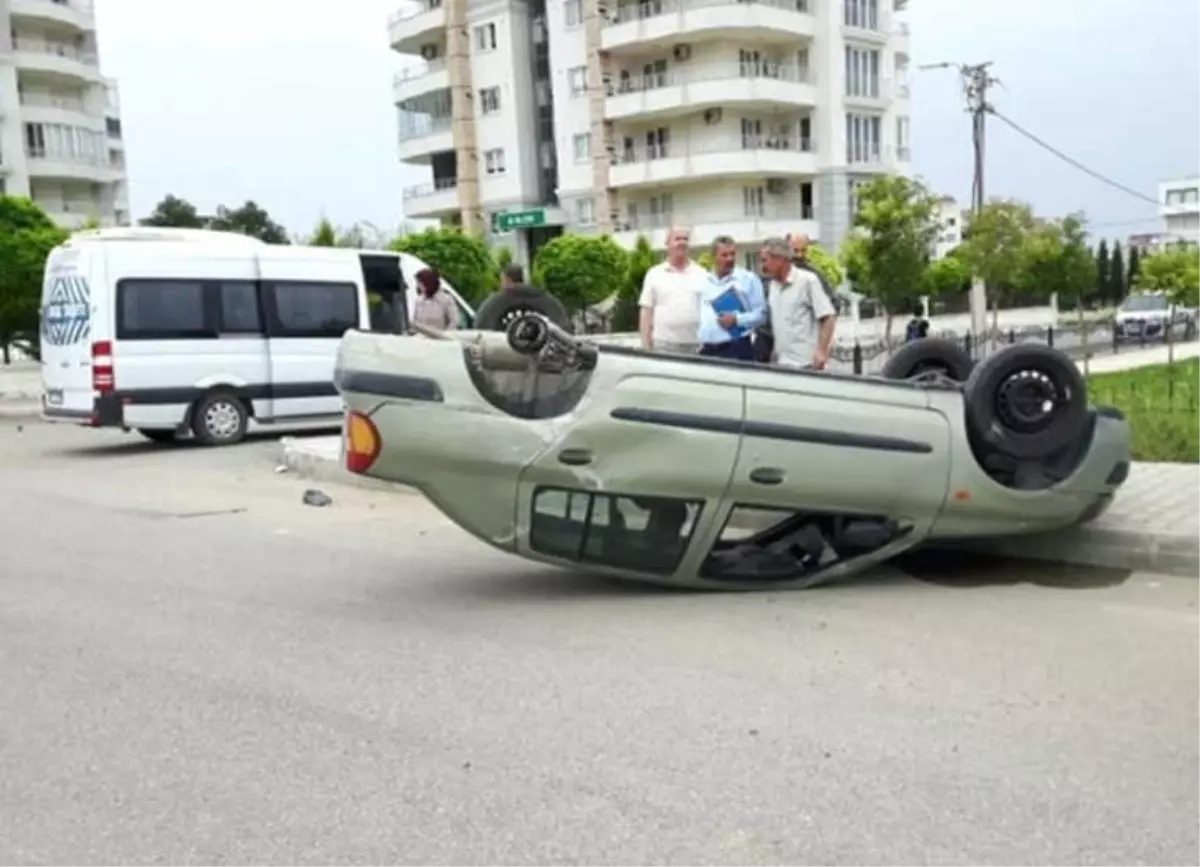 Öğrenci Servisiyle Çarpışan Otomobil Takla Attı: 1 Yaralı