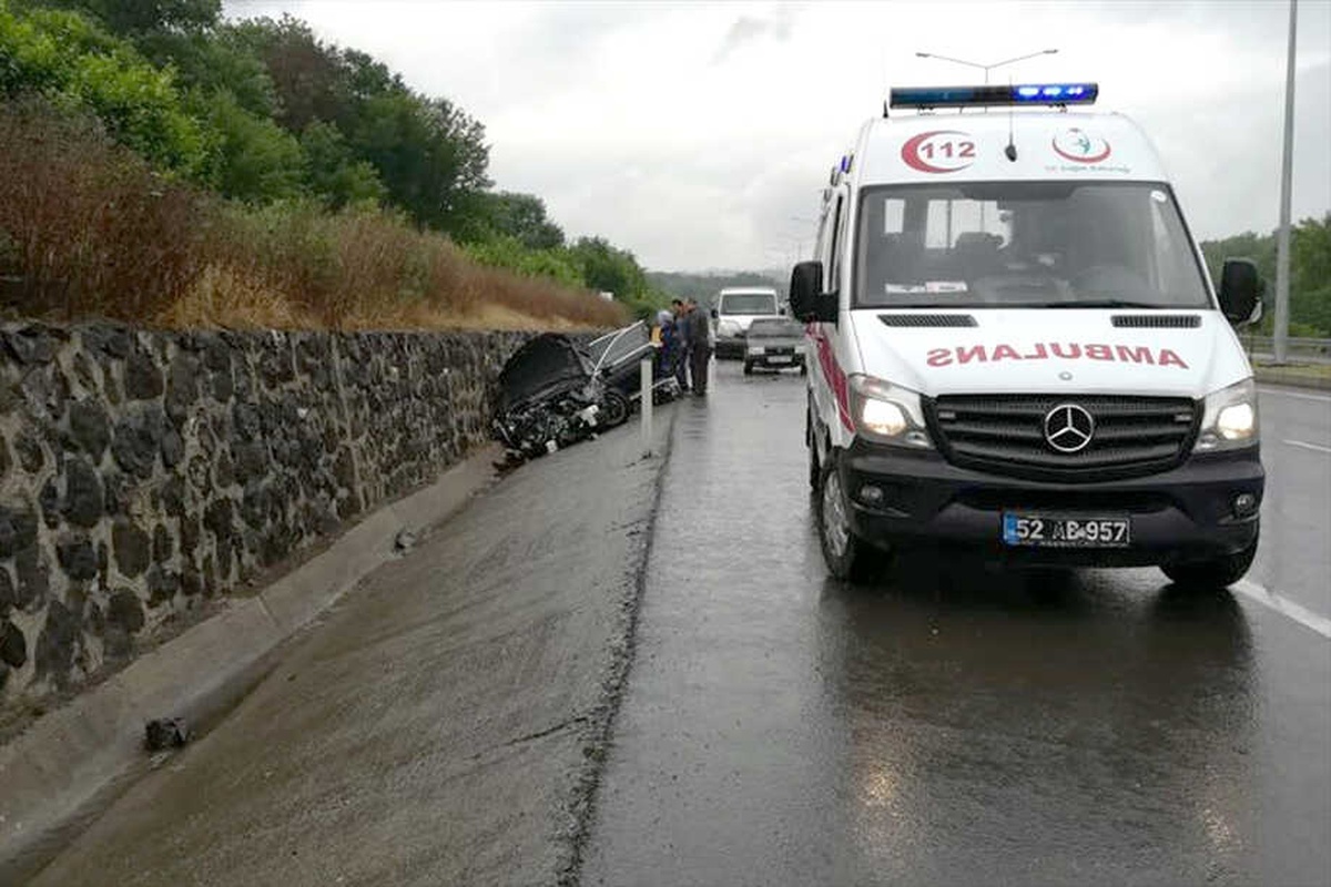 Ordu\'da Otomobil Su Kanalına Düştü: 3 Yaralı