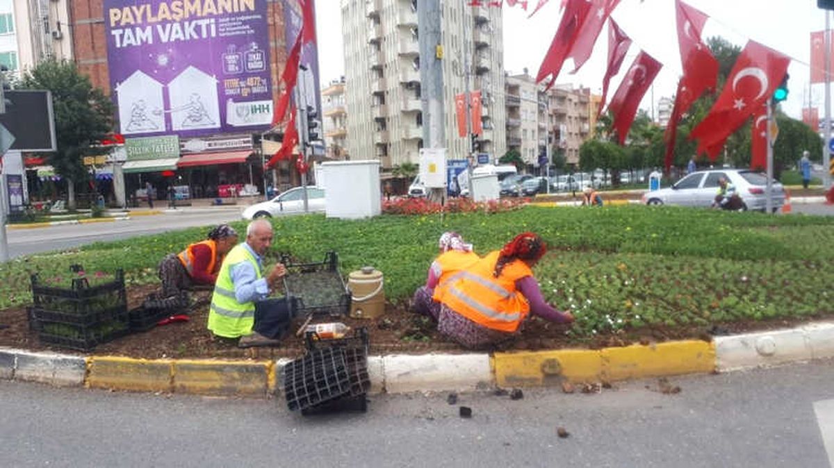 Refüj ve Kavşaklara Çiçekler Ekiliyor