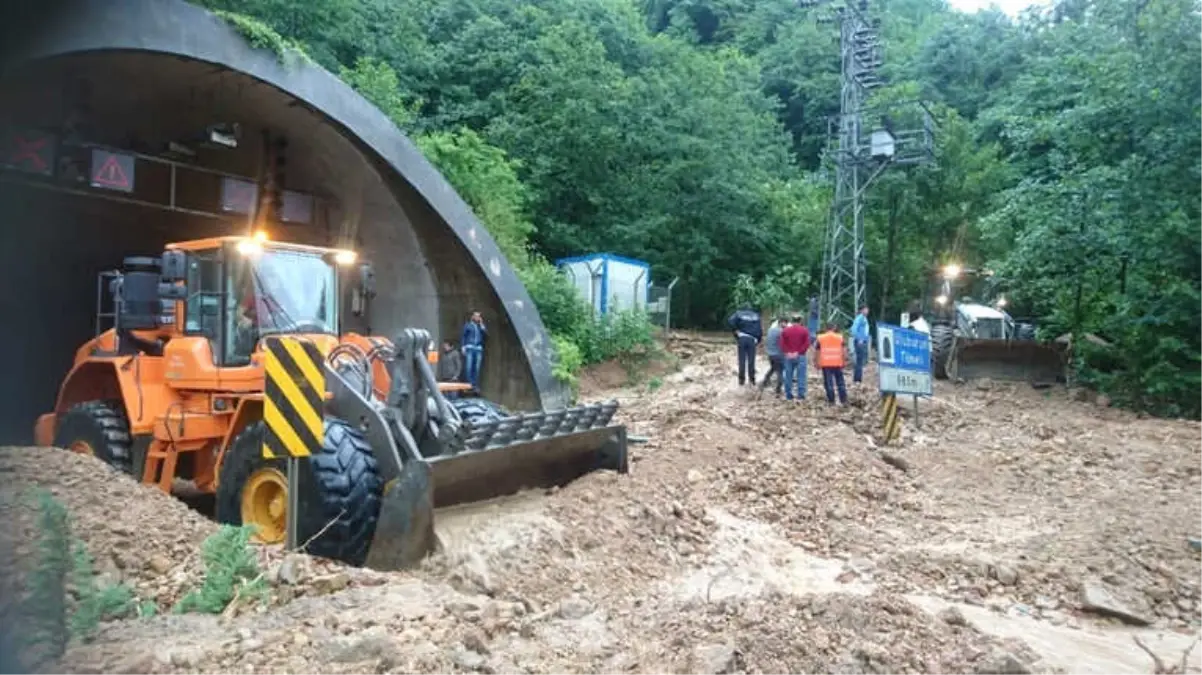 Şiddetli Yağmur ve Heyelan Sonrası Tek Yönden Ulaşıma Kapanan Karadeniz Sahil Yolu Ulaşıma Açıldı