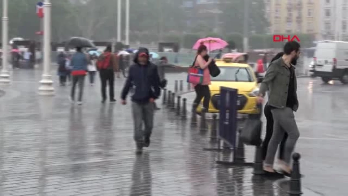 Taksim\'de Yağmura Yakalananların Zor Anları
