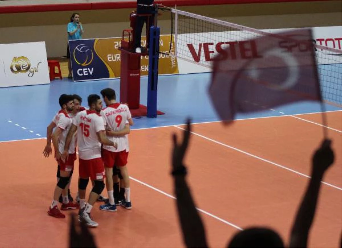 A Milli Erkek Voleybol Takımı 4\'te 4 Yaptı