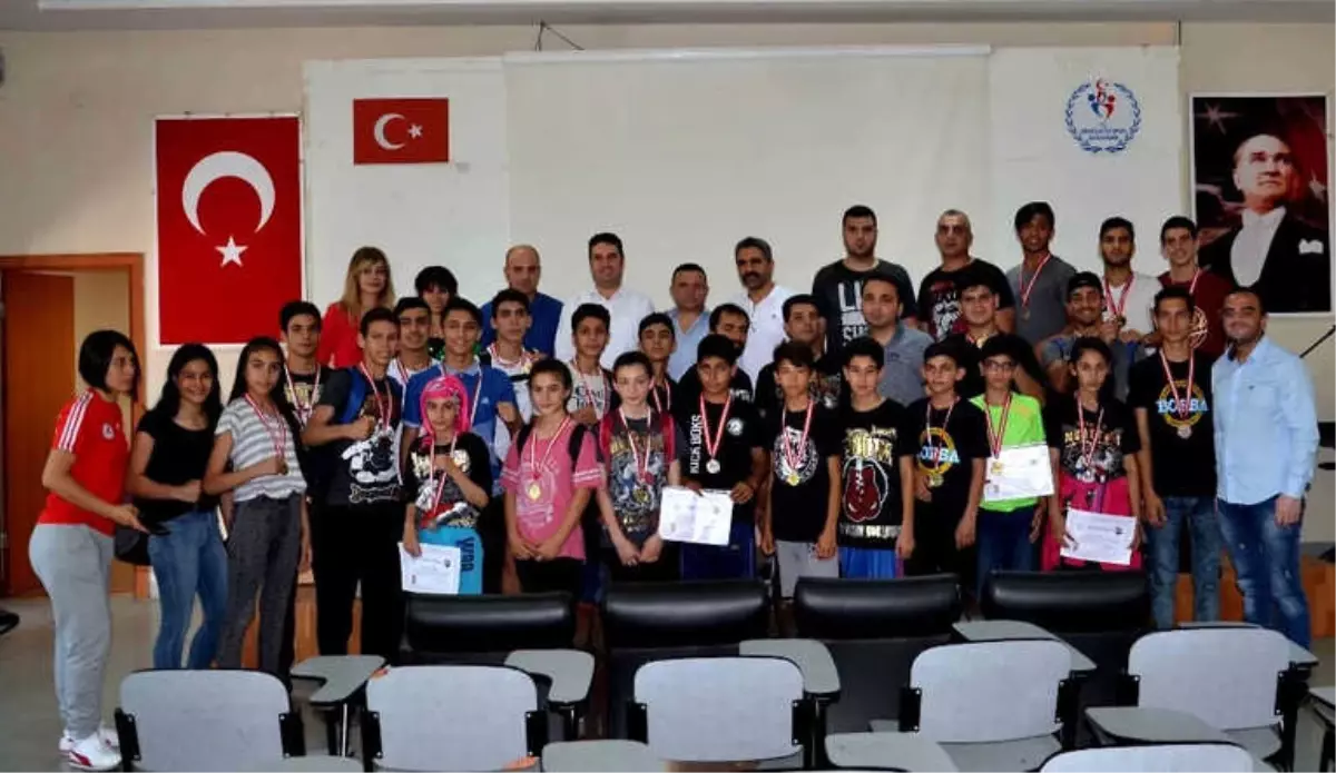 Adanalı Muaythai Sporcuları, Okullararası Türkiye Şampiyonası\'ndan 55 Madalya ile Döndüler