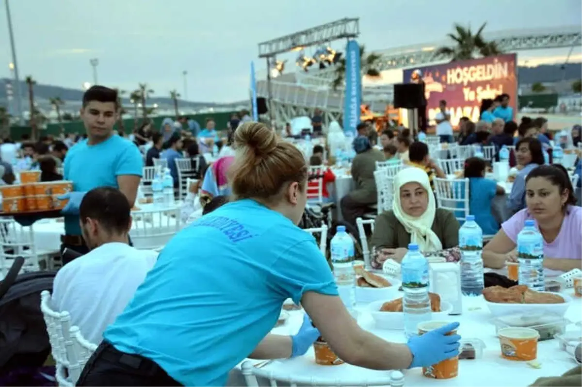 Aliağa Belediyesinin Beş Yıldızlı İftarına Yoğun İlgi