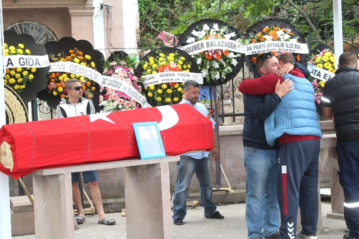 Ayvalık\'ta Batan Tekne Sahibinin Cenazesi Gözyaşları Arasında Toprağa Verildi