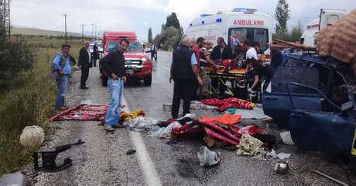 Doğanşehir\'de, Otomobil Tır\'a Arkadan Çarptı: 6 Yaralı