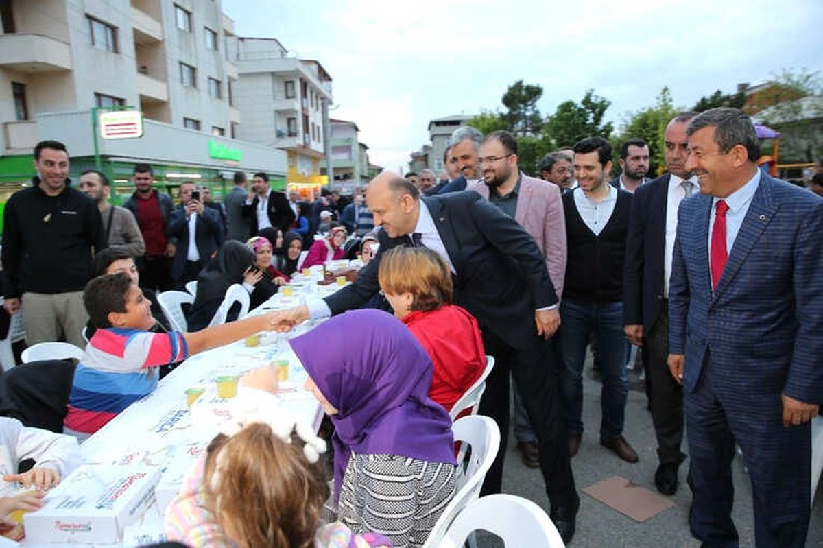 Fikri Işık, Sırasöğütler Mahallesi\'nde İftarını Açtı
