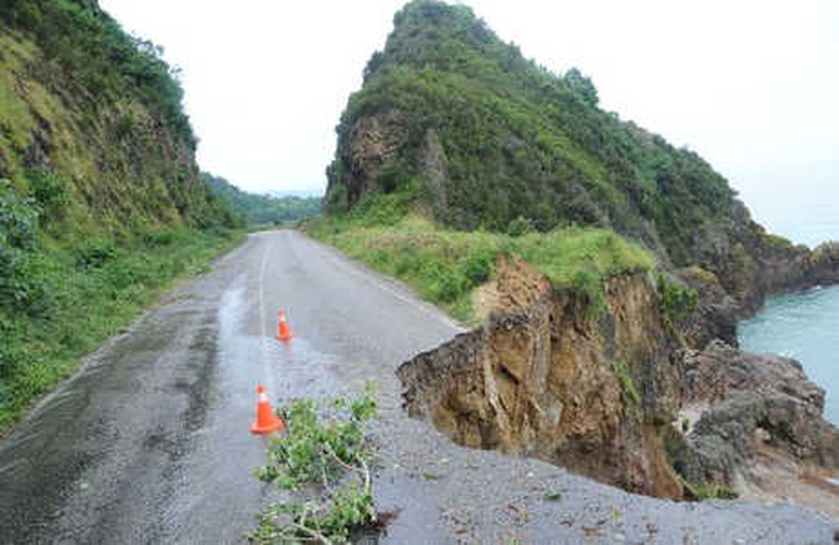 Giresun\'daki Heyelan Sonrası Plaj Yolunda Çökme