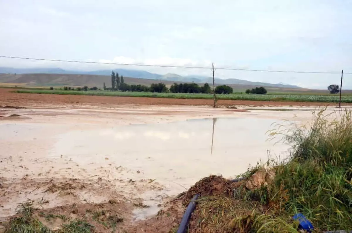 Günyüzü\'nde Tarlaları ve Yolları Sel Bastı