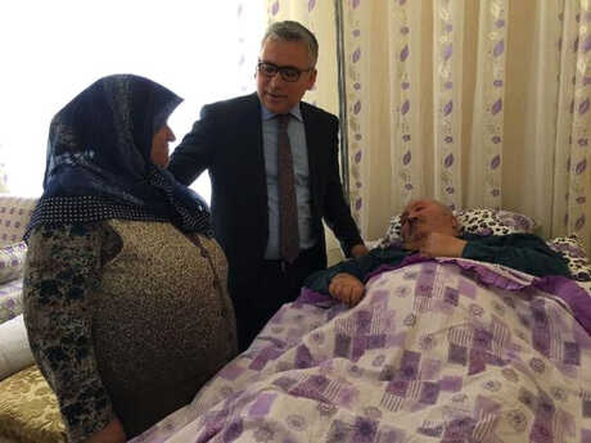 Hem Yatalak Eşine Baktı, Hem de Kursa Gidip Okuryazar Oldu
