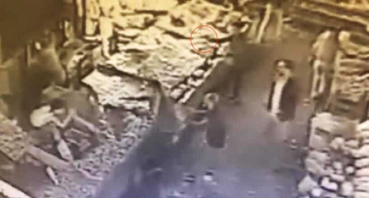 İstanbul\'da Pazarcıların Silahlı Çatışması Kamerada