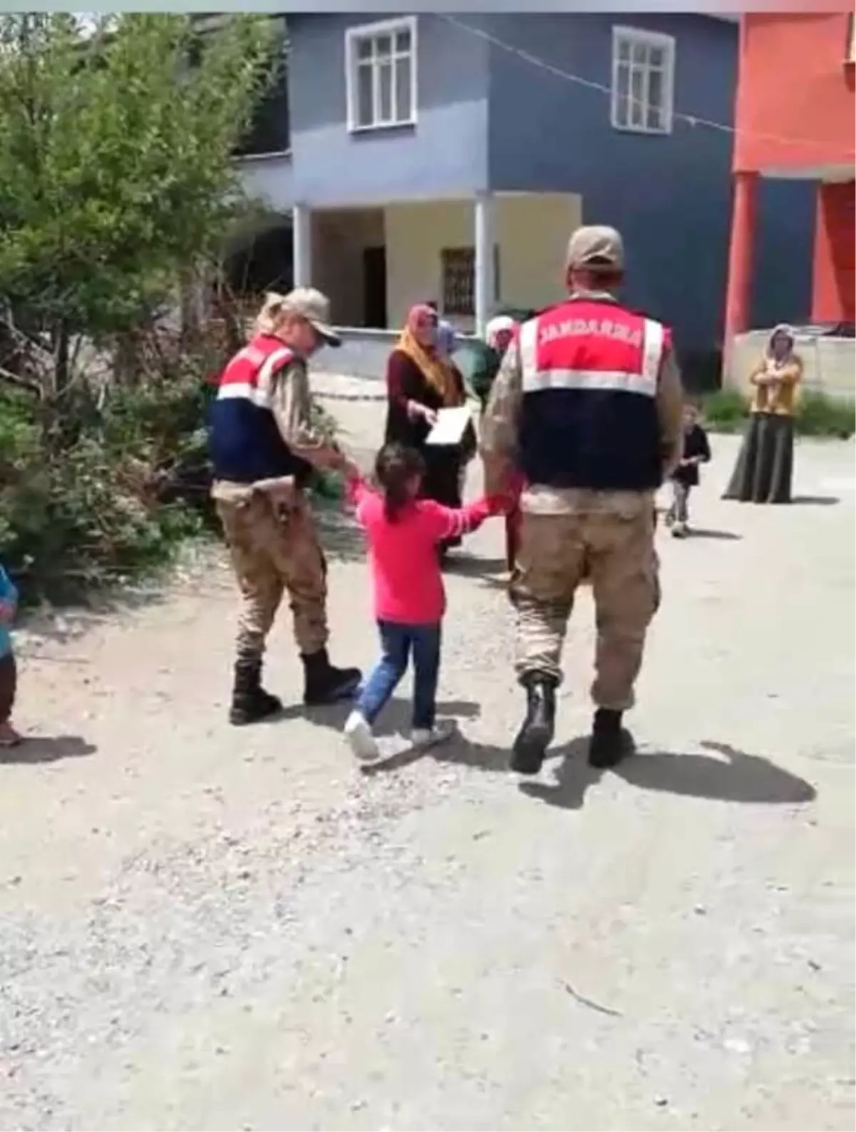 Kaybolan Kız Çocuğunu Jandarma Ekibi Buldu