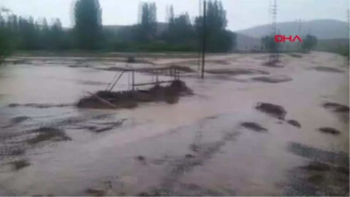 Kayseri Sel Parke Taşlarını Sürükledi