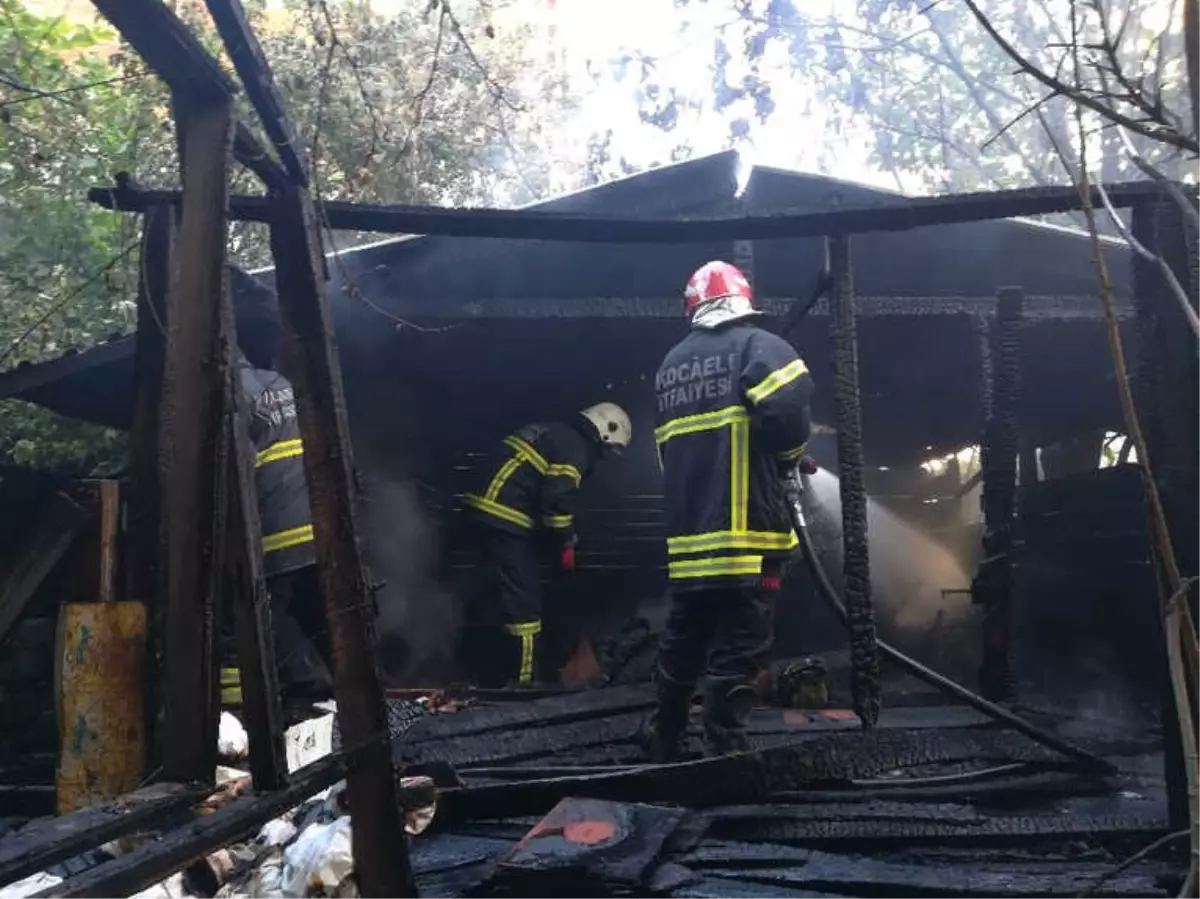 Kocaeli\'de Barakada Çıkan Yangın Paniğe Neden Oldu