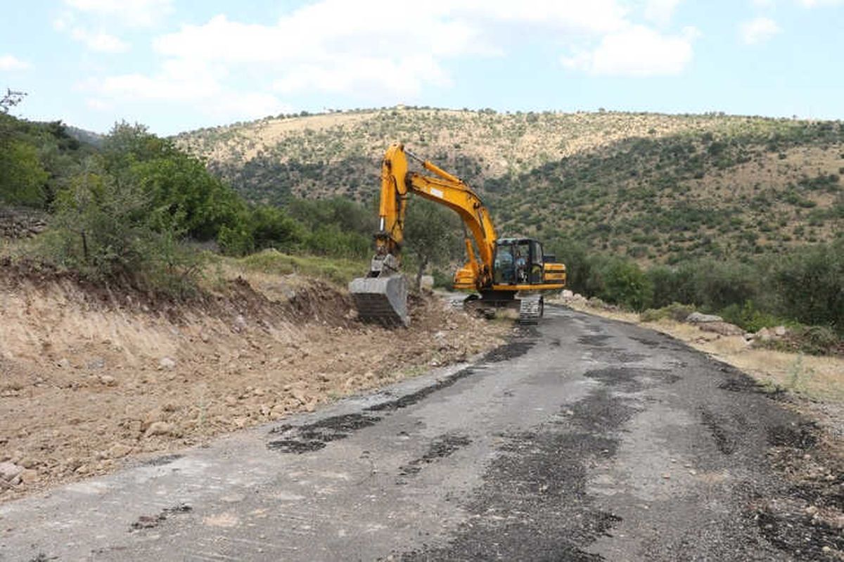 Manisa\'da Yol Genişletme ve Asfaltlama Çalışması