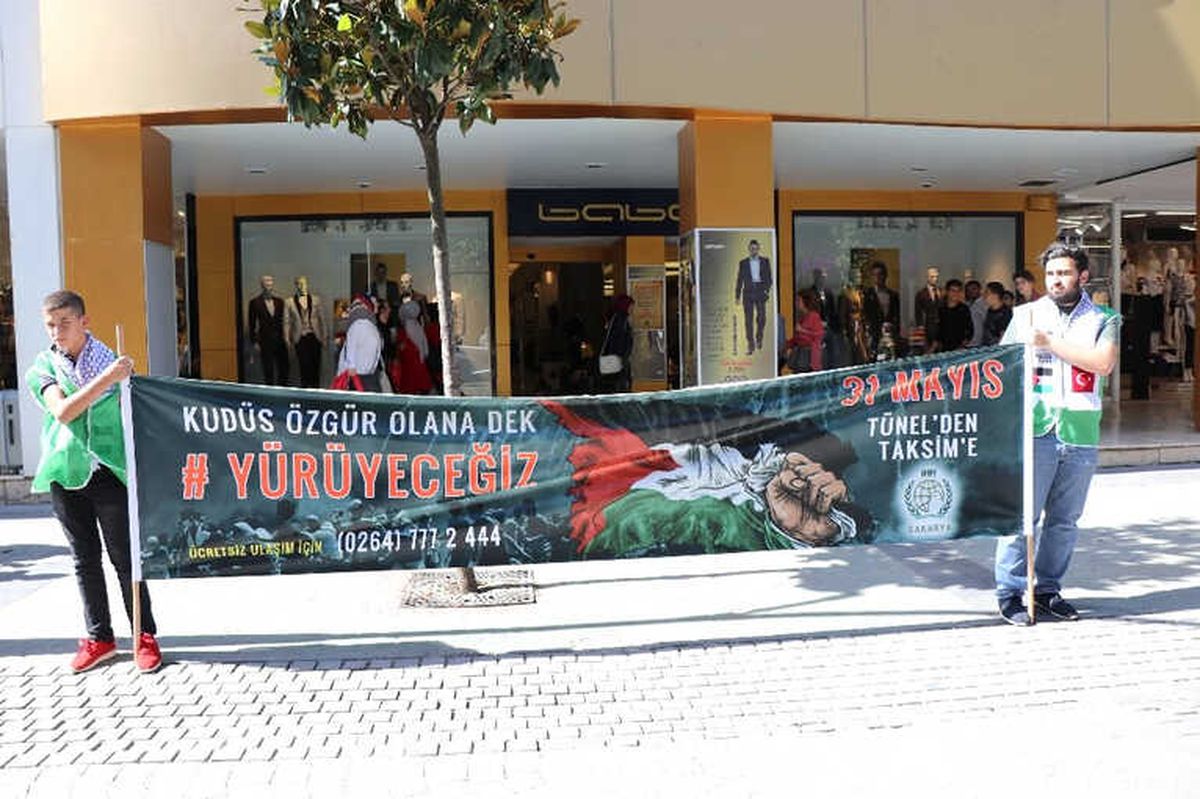 Mavi Marmara Saldırısını Protesto Etmek İçin Sakarya\'da Sessiz Eylem