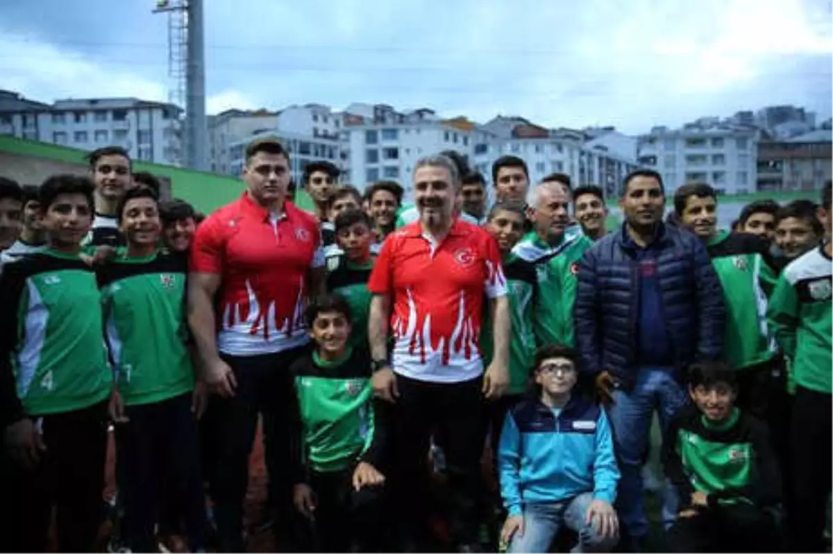 Milli Güreşçi Rıza Kayaalp, Binlerce Sporcu ile İftarda Bir Araya Geldi