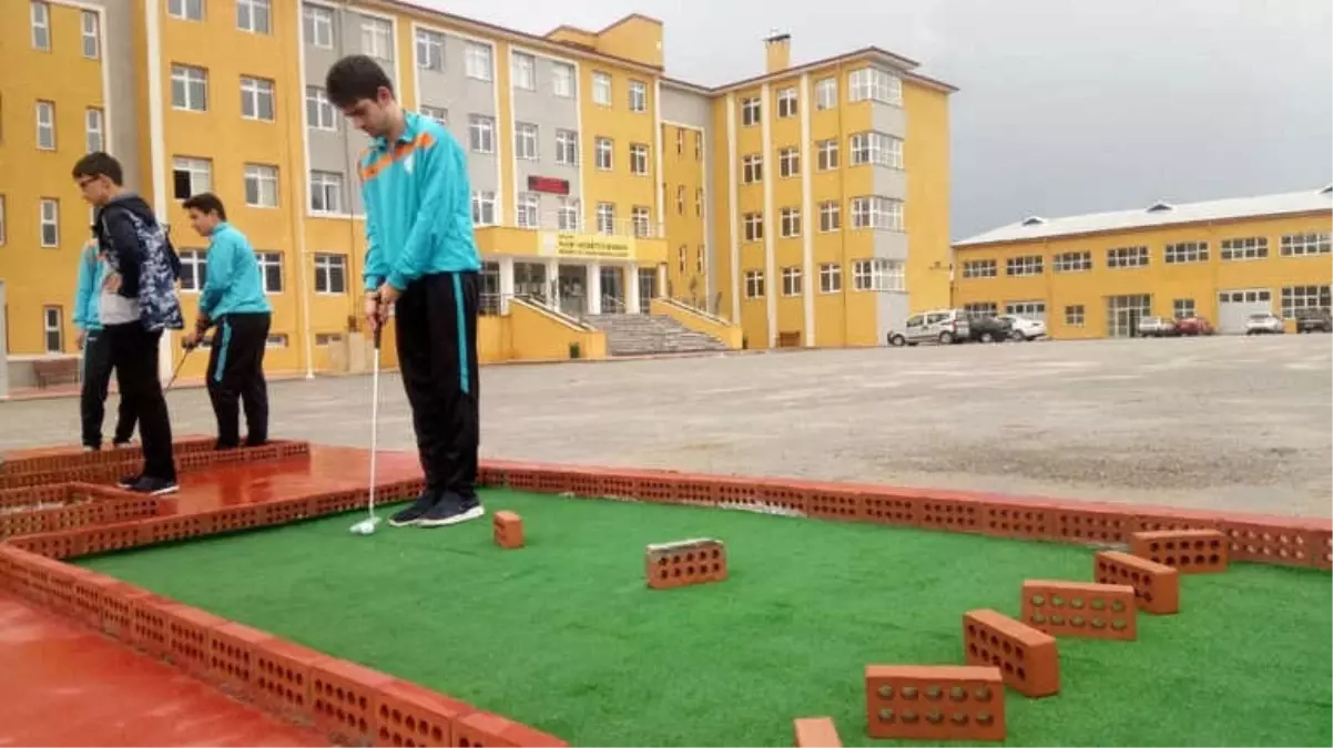 Öğrencilerin Dikkat Becerisi İçin Mini Golf Sahası