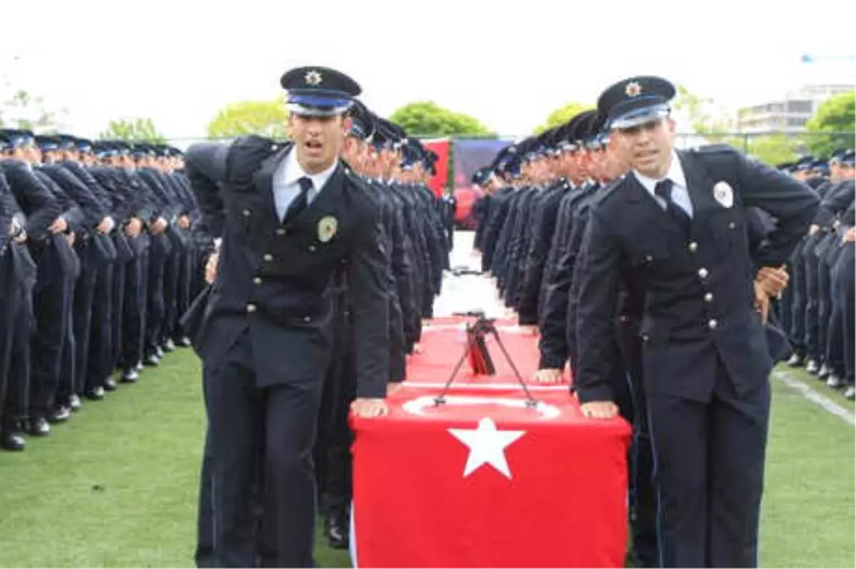 Polis Adayından Mezuniyet Töreninde Evlilik Teklifi