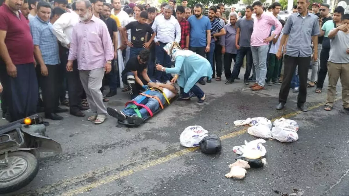 Şanlıurfa\'da İki Motosiklet Kafa Kafaya Çarpıştı: 3 Yaralı
