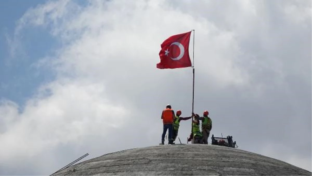 Taksim Camii\'ne Türk Bayrağı Dikildi