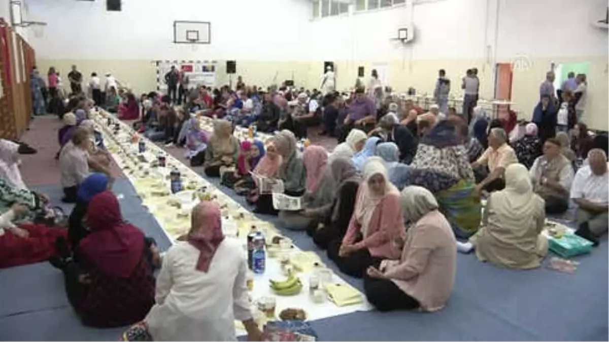 Türk Kızılayından Bosnalı Yetimlere İftar