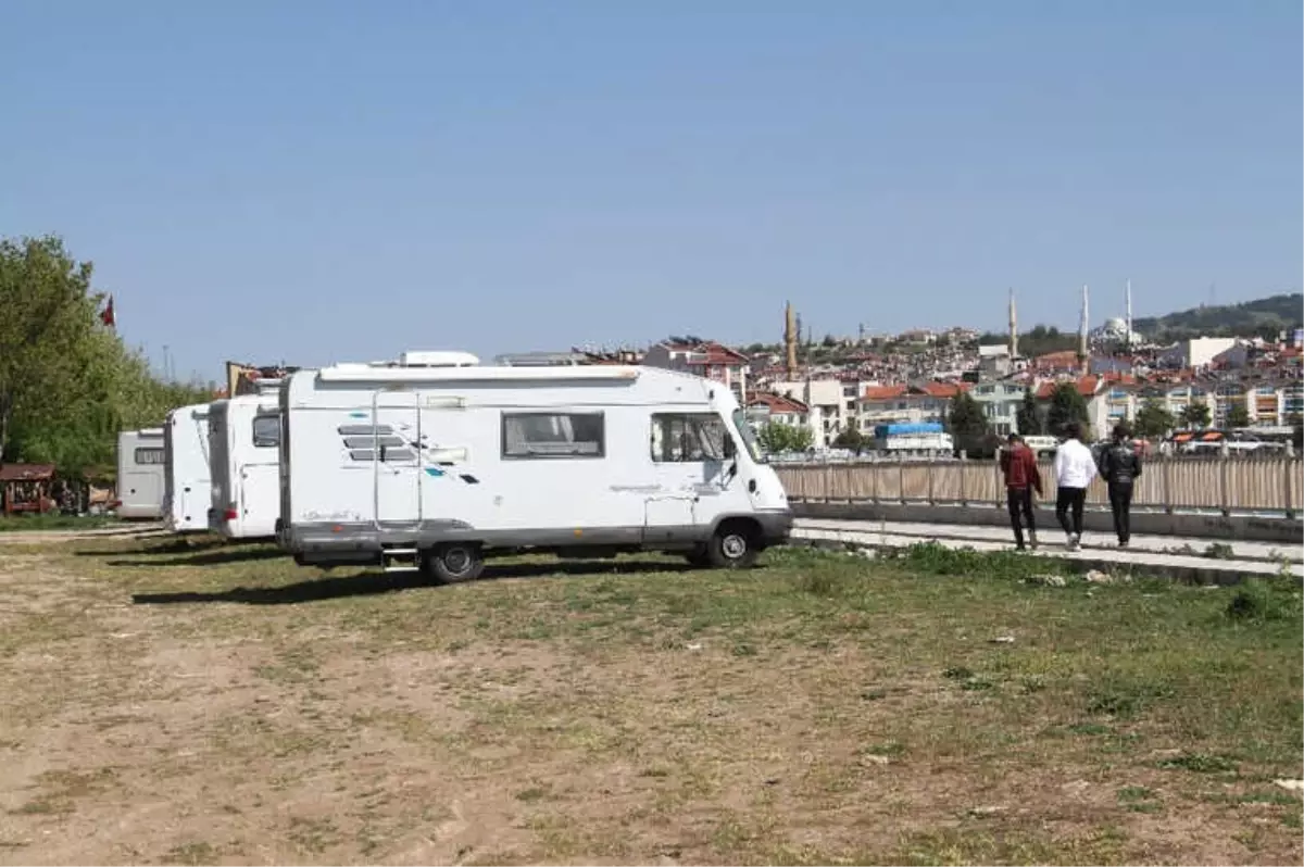 Yabancı Turistler Günbatımını İzlemek İçin Karavanlarıyla Beyşehir\'e Geliyor