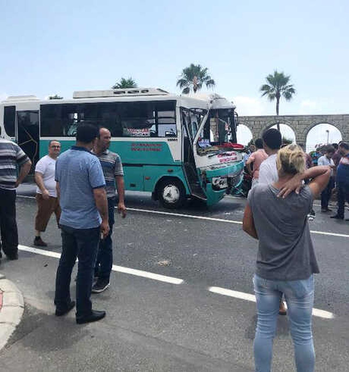 Yolcu Midibüsüyle Kamyon Çarpıştı: 14 Yaralı