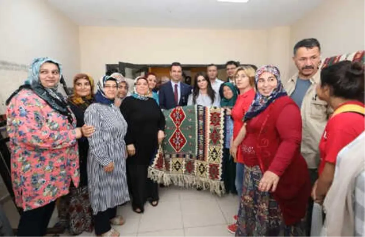 Bakan Jülide Sarıeroğlu, Kilim Dokudu