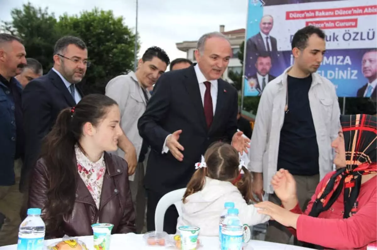 Bakan Özlü, Düzce\'de Binlerce Kişi ile İftar Yaptı