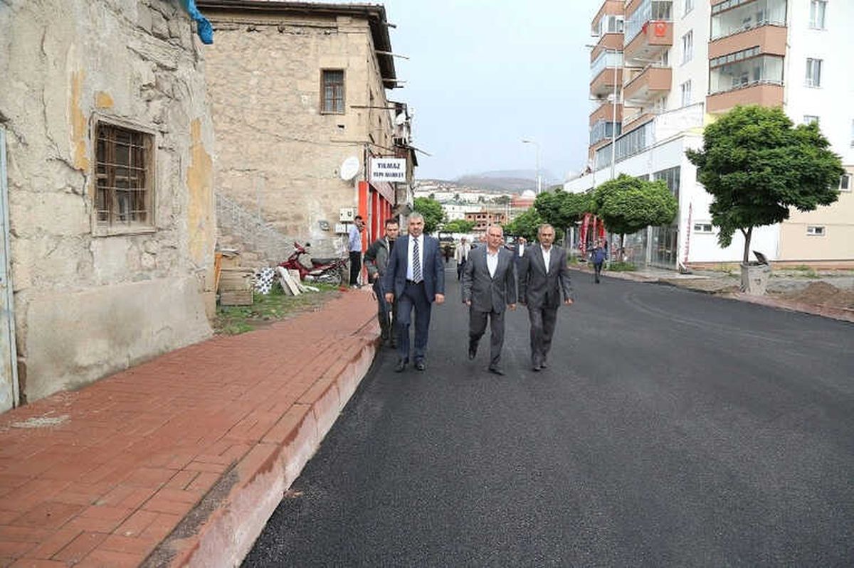 Başkan Çelik, Yeşilhisar\'da Asfaltlama Çalışmalarına Katıldı