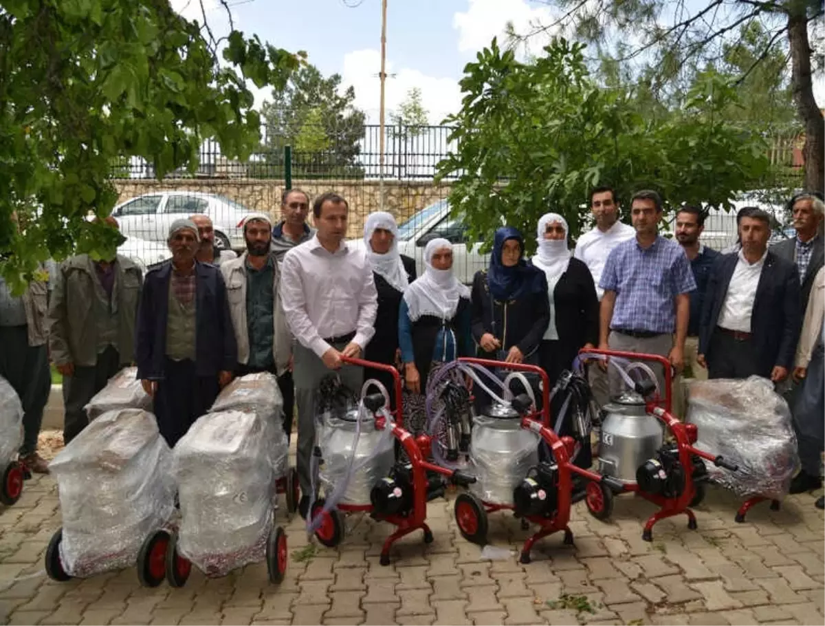 Büyükşehir, Üreticiye Süt Sağım Makineleri Dağıttı