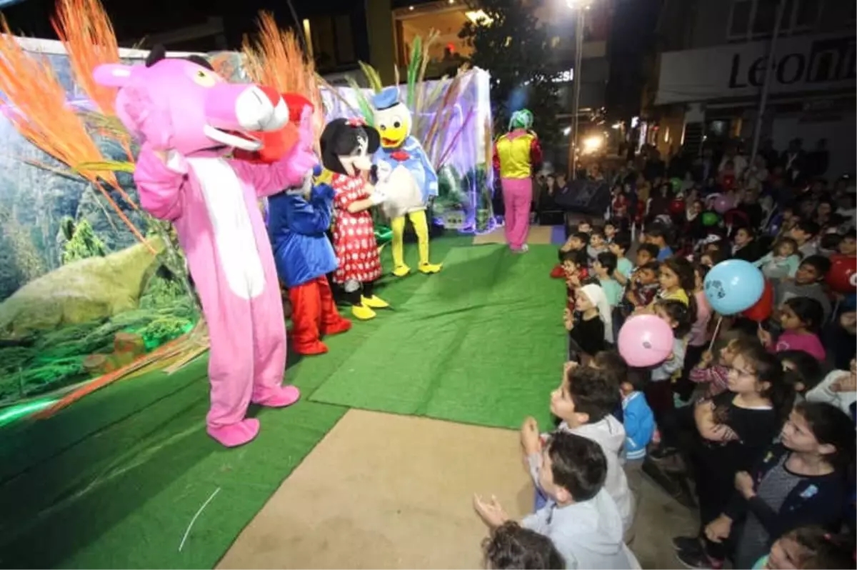 Çocuklara Özel Tiyatro ve Eğlence Gecesine İlgi Yoğundu