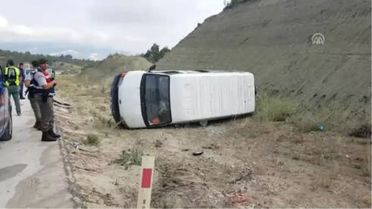 Ehliyetsiz Sürücünün Kullandığı İşçi Servisi Devrildi: 9 Yaralı