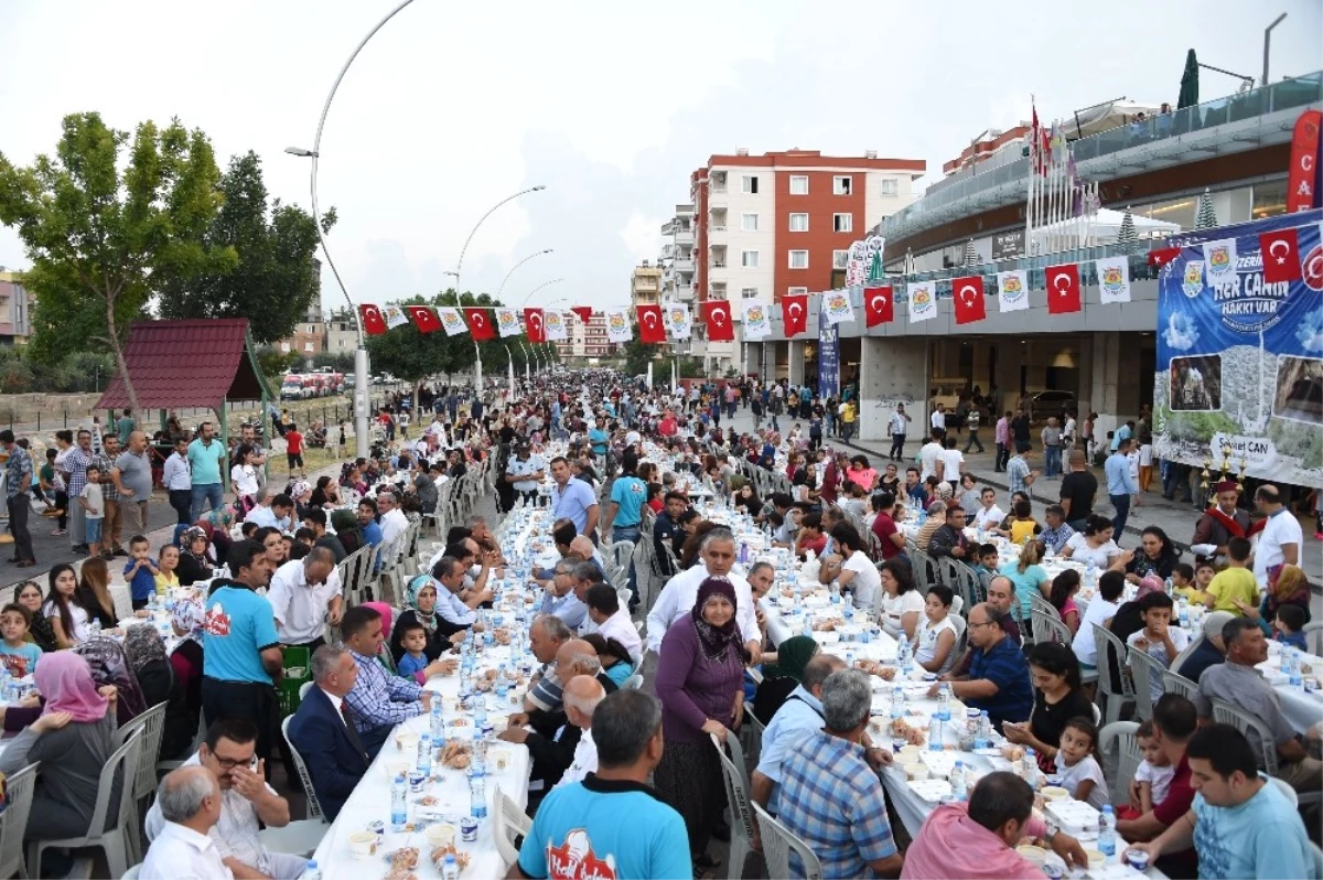 Ergenekon Mahallesi\'nde 7 Bin Kişiye İftar Yemeği Verildi