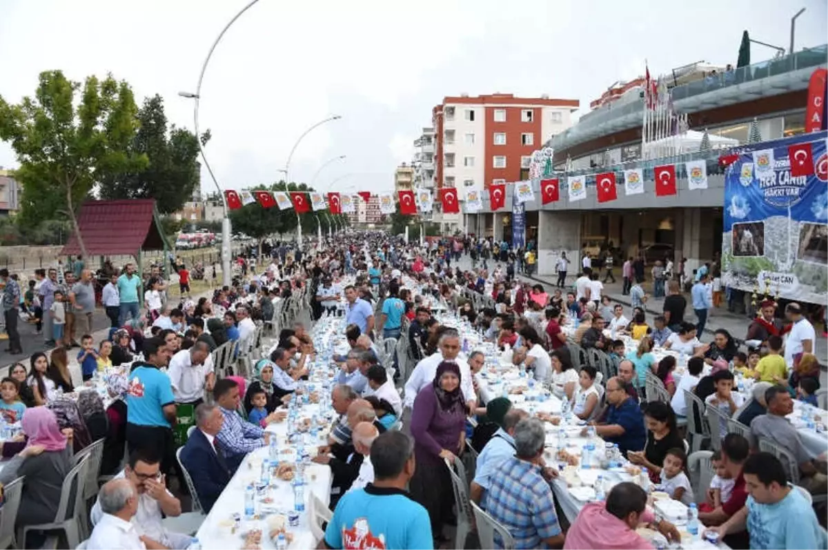 Ergenekon Mahallesi\'nde 7 Bin Kişiye İftar Yemeği Verildi