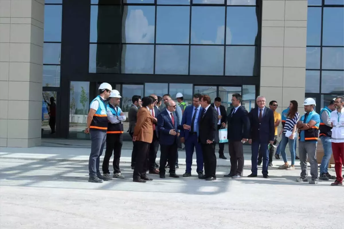 Eskişehir Valisi Çakacak, Şehir Hastanesi İnşaatını İnceledi