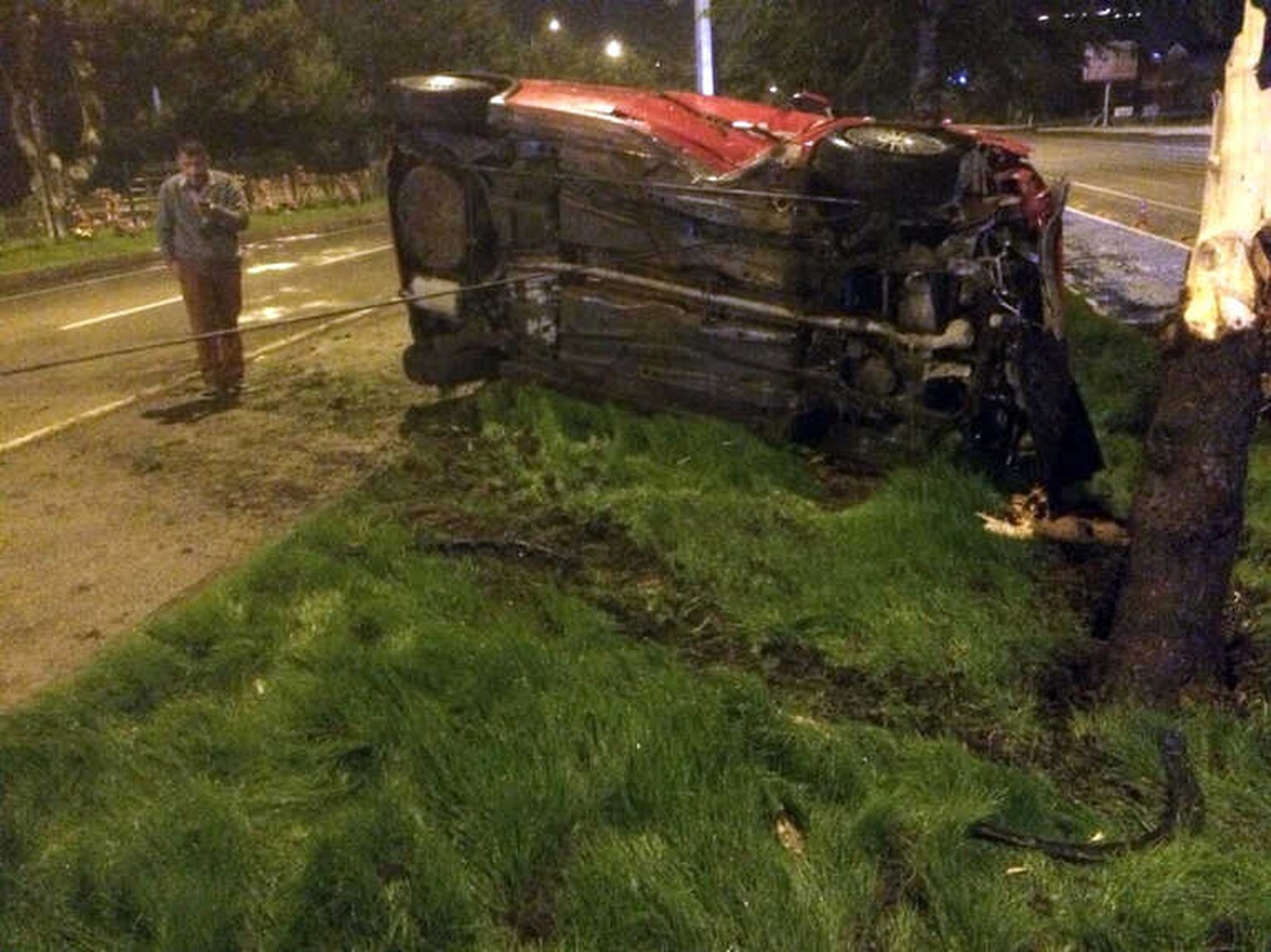 Kontrolden Çıkan Otomobil Ağaçlara Çarparak Durabildi