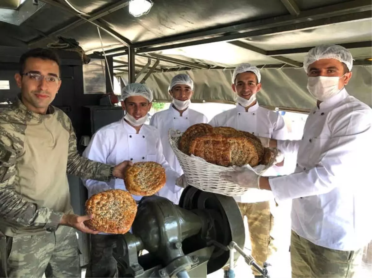 Mehmetçik\'ten Afrin Halkına Ramazan Pidesi