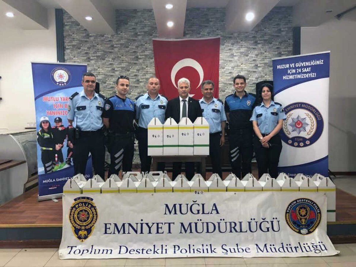 Muğla Polisi\'nden İhtiyaç Sahiplerine Ramazan Paketi